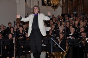 Dirigent Peter Overduin in Ede Peter in actie als dirigent